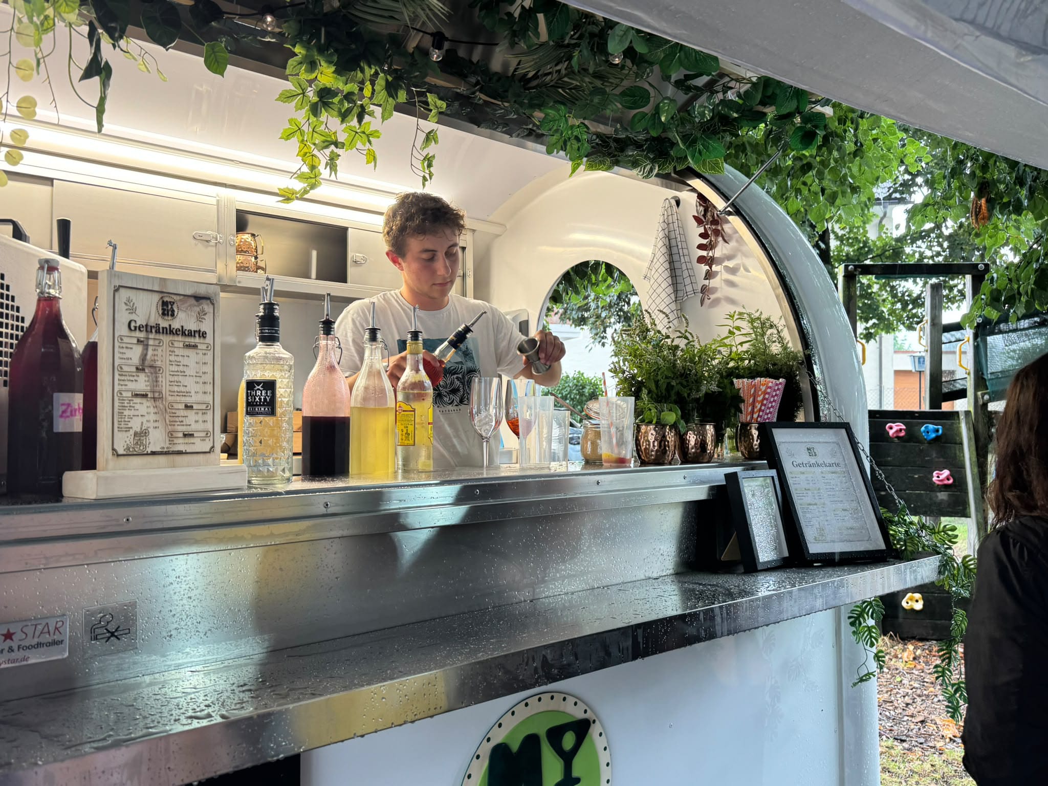 Cocktail wird an der Mozi's Bar gemixt