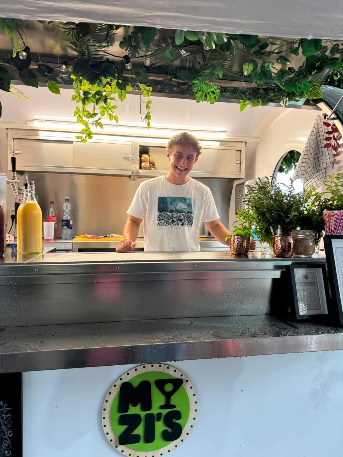 Mozi's Bartender an der mobilen Bar